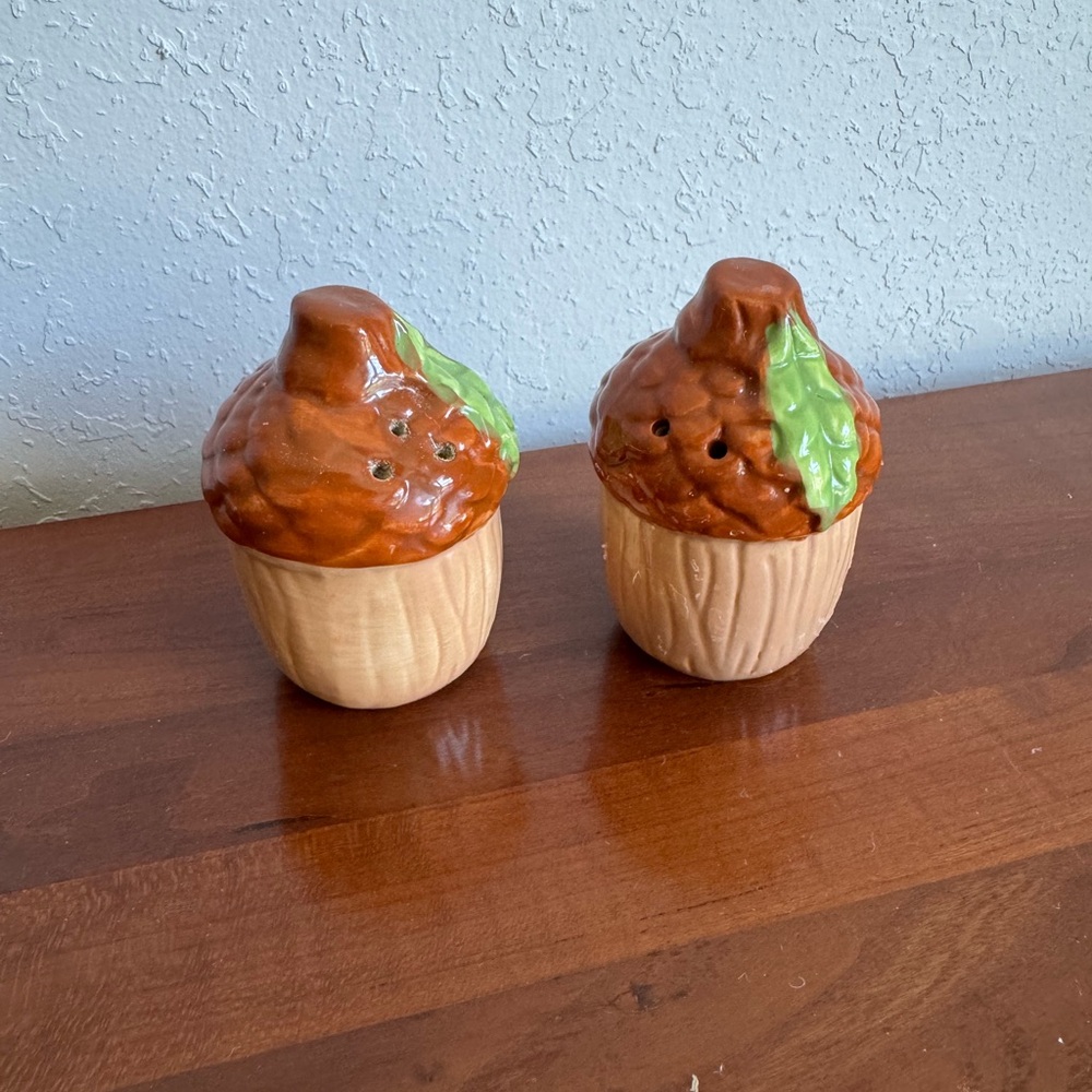 FALL DECORATIVE ACORNS Ceramic Salt & Pepper Shaker Set Brown & Green Leaf 3"